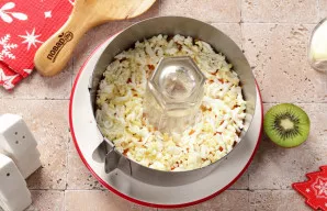 Ant morkų paskleiskite tarkuotus kiaušinius.