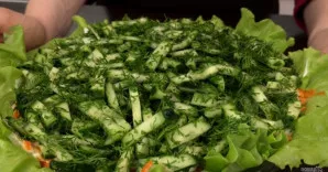 Paskutiniam sluoksniui dėkite agurkus su krapais. Padėkite salotas į šaldytuvą 1 valandai, po to paskutiniam sluoksniui pagardinkite drus...