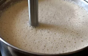 Įdėkite lydytą sūrį ir ištirpinkite maišydami. Nukelkite sriubą nuo ugnies ir sutrinkite trintuvu iki vientisos masės.