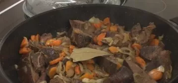 Sudėkite kepenėles į daržoves, troškinkite jas kartu apie 5 minutes po uždarytu dangčiu. Įdėkite lauro lapą, išjunkite ugnį ir leiskite k...