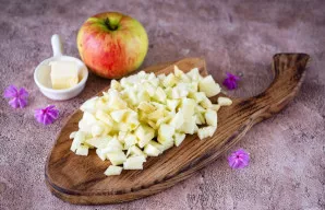 Nulupkite obuolius ir supjaustykite minkštimą mažais kubeliais.