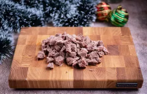 Išvirtą jautieną supjaustykite mažais gabalėliais.