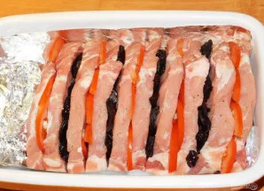 Ištepkite mėsą iš viršaus alyvuogių aliejumi ir dėkite į orkaitę, įkaitintą iki 210 laipsnių, 1,5 valandos.