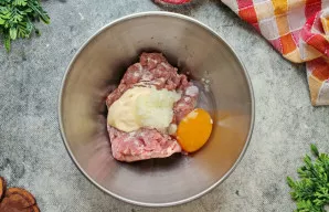 Svogūną susmulkinkite (galite sutarkuoti stambia tarka) ir sudėkite į faršą.