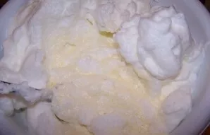 Sumaišykite su išplaktais kiaušinių baltymais ir švelniai išmaišykite. Tešla turi likti puri.