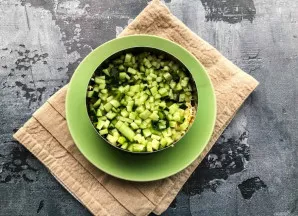 Agurką gerai nuplaukite po tekančiu vandeniu, supjaustykite mažais gabalėliais, dėkite ant kiaušinių, pasūdykite ir aptepkite majonezu.