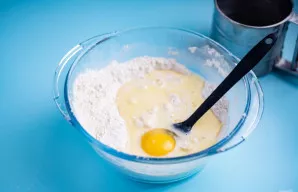 Įberkite druskos ir įmuškite kiaušinį.