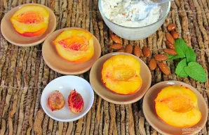 Persikus nuplauname, perpjauname per matomą liniją ir pasukame puseles priešingomis kryptimis. Išimame kauliukus, o persikų puseles dedam...