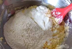 Įsijokite miltus, kepimo miltelius, įdėkite jogurtą ir citrinos sultis. Dar kartą viską gerai išplakite mikseriu. Tešla turi būti lygi ir...