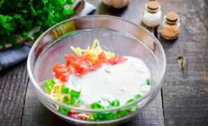 Į ingredientus supilkite dalį kefyro.