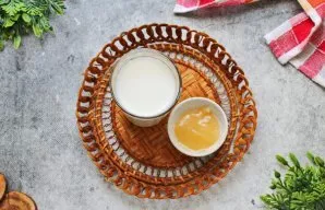 Į pieną ir česnaką įpilkite medaus, išmaišykite ir išgerkite prieš miegą.