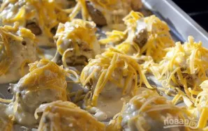 Iškeptų grybų viršų pabarstykite tarkuotu kietuoju sūriu ir kepkite dar 5-7 minutes, kol susidarys auksinė plutelė. Skanaus!