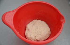 Užminkykite tešlą. Uždenkite maistine plėvele ir palikite 15 minučių.