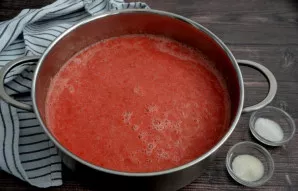 Supilkite pomidorų masę į puodą su storu dugnu ir dėkite ant vidutinės ugnies.