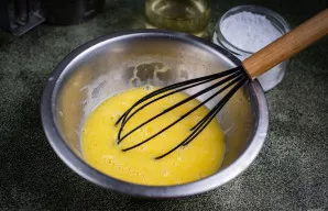 Aktyviai plakdami viską išmaišykite.