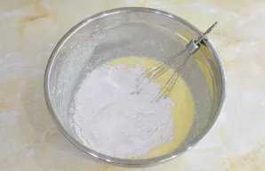 Palaipsniui berkite miltus ir minkykite tešlą. Miltų kiekį derinkite pagal tešlos konsistenciją. Ji turi būti minkšta, švelni ir beveik n...