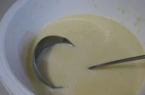 Prieš kepdami įkaitinkite keptuvę ir lengvai patepkite ją aliejumi. Tešlą dar kartą išmaišykite. Blynus kepkite ant stiprios ugnies aliej...