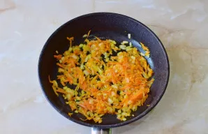 Tuo metu galite pasiruošti įdarą. Saldžiam variantui tinka paruoštas džemas, o nesaldžiam variantui paruoškite kopūstus. Keptuvėje 3–5 mi...