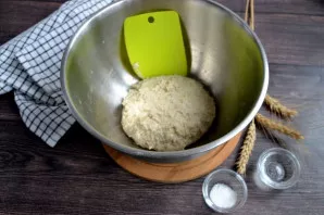 Įpilkite į tešlą apie 20 ml vandens, suberkite druską.