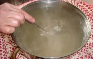 Užvirinkite vandenį, ištirpinkite druską ir cukrų, o pačioje pabaigoje įpilkite acto.