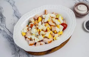 Tuomet sudėkite kubeliais supjaustytus kietai kiaušinius.