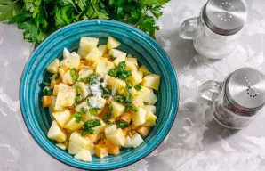 Nuplaukite šviežius žalumynus - laiškinius svogūnus arba krapus, smulkiai supjaustykite ir sudėkite kartu su druska bei maltais juodaisia...