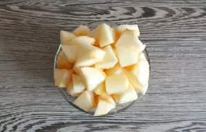 Peel the apples, remove the seeds and cut into medium-sized pieces.