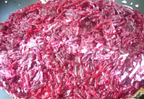 Vėl šiek tiek patepame majonezu. Buroką nulupame ir sutarkuojame. Buroką dedame paskutiniu sluoksniu.