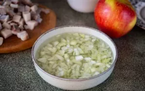 Kad svogūnas nebūtų kartus, sudėkite jį į dubenį ir 2–3 sekundes palaikykite verdančiame vandenyje, o tada nedelsdami nupilkite karštą va...