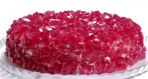 Atsargiai nuimkite formą nuo salotų, šiek tiek pasukdami. Patepkite salotas plonu majonezo sluoksniu ir papuoškite želė kubeliais. Skanaus!