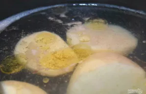 Puode pašildykite sultinį (arba išvirkite jį prieš pat gaminimą), į verdantį vandenį sudėkite bulves ir po užvirimo virkite jas 20–30 min...