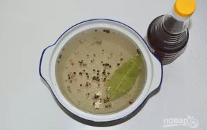 Įpilkite actą ir po minutės nukelkite nuo ugnies.