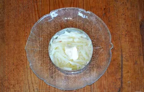 Aptepkite sūrį majonezu.