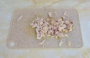 Rūkytą vištieną atskirkite nuo kaulų. Mėsą smulkiai supjaustykite.