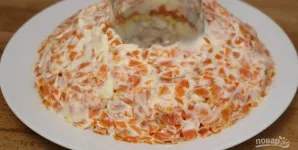 Morkų sluoksnį dar kartą patepkite majonezu.