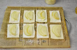 Ant kamambero uždėkite po dvi-tris kriaušės riekeles ir lengvai prispauskite įdarą, šiek tiek įspausdami į tešlą. Kriaušes viršuje patepk...