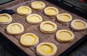 Ant viršaus uždėkite žiedelius ir juos taip pat patepkite plakto trynio mišiniu.