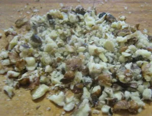 Graikinius riešutus supjaustykite pagal skonį. Man patinka didesni, kai kam labiau tinka smulkinti (pvz., trintuve).