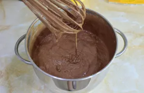 Paruošta tešla turi išlikti puri dėl išplaktų kiaušinių. Visus ingredientus maišykite rankiniu būdu šluotele. Be mikserio.