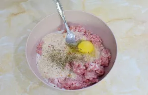 Pagal skonį įberkite druskos, maltų pipirų ir džiovinto baziliko. Jei norite, galite įdėti ir kitų mėgstamų prieskonių.