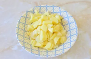 Bulves nulupkite ir supjaustykite gabalėliais.