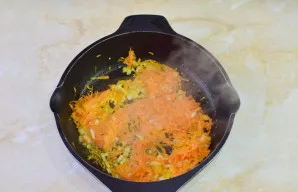 Įkaitintoje keptuvėje su šiek tiek augalinio aliejaus apkepkite daržoves 3-5 minutes ant nedidelės ugnies.