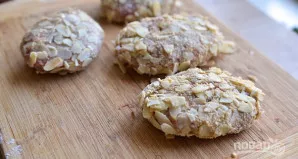 Migdolus sumaišykite su džiūvėsėliais. Apvoliokite kotletus šiame mišinyje.