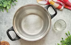 Supilkite obuolių actą ir išmaišykite. Jei nemėgstate rūgštaus skonio, acto kiekį galite šiek tiek sumažinti.