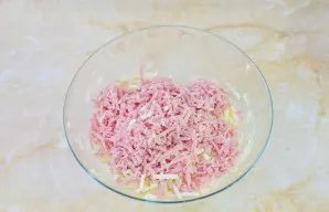 Toliau sutarkuokite kumpį. Galite jį tiesiog smulkiai supjaustyti.