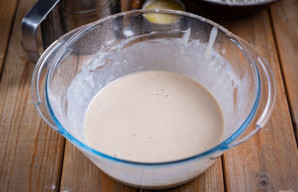 Išmaišykite - turėtų gautis tešlos konsistencijos mišinys kaip blynams - tai rauginys. Dubenį su raugiu uždenkite virtuviniu rankšluosčiu...