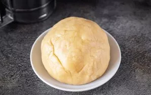 Minkykite minkštą, elastingą, nelimpančią tešlą. Jei reikia, po truputį įberkite miltų, kad pasiektumėte norimą tešlos tekstūrą. Padalink...