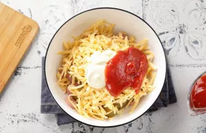 Įdėkite majonezą ir kečupą.