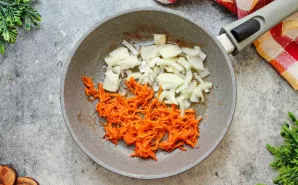 Morką sutarkuokite smulkia tarka ir sudėkite į keptuvę su svogūnu.