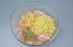 Dubenyje sumaišykite įdaro ingredientus: maltą mėsą, bulgurą, nedideliame kiekyje alyvuogių aliejaus pakepintus svogūnus, druską, maltus ...